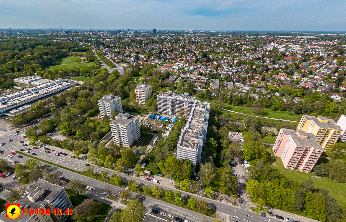 04.05.2023 - Luftbilder von der Fassadensanierung am Karl-Marx-Ring 11-21 in Neuperlach